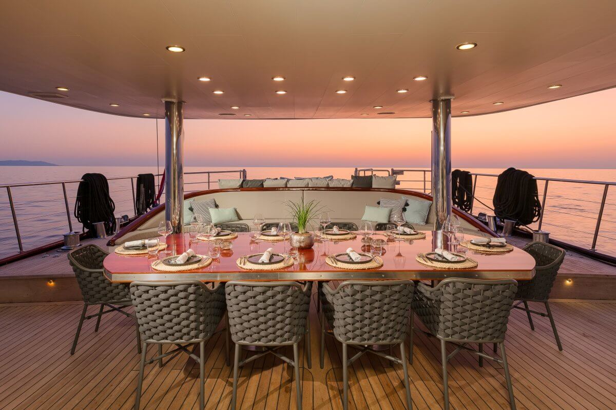Alfresco Image Gallery Luxury Yacht Browser by CHARTERWORLD
